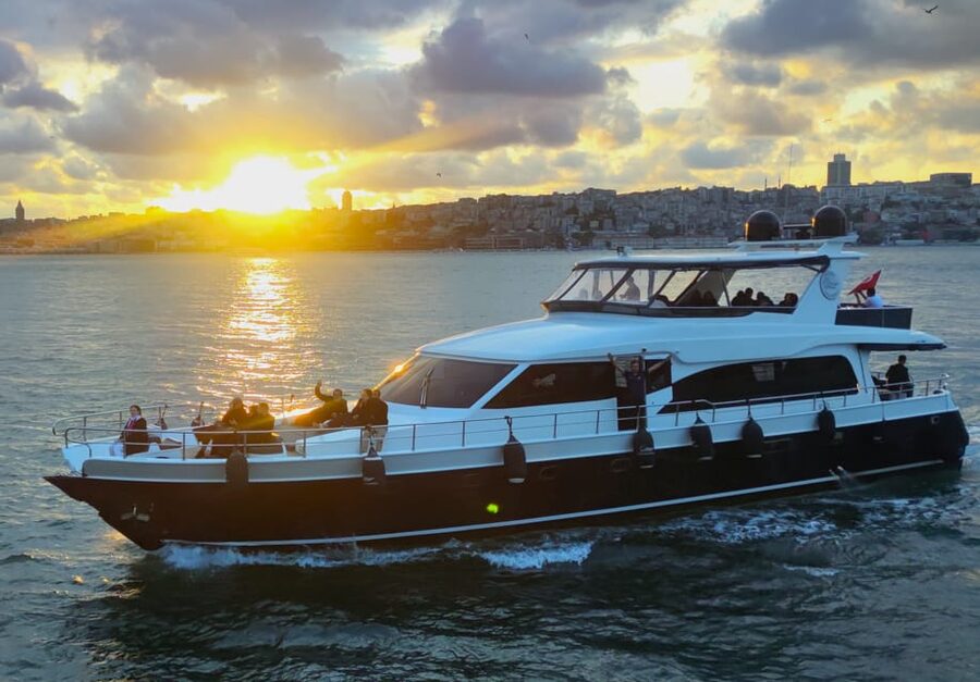 Istanbul: Bosphorus Sunset Yacht Cruise with Live Guide - The 2.5-hour Bosphorus route: from Dolmabahce to Galataport