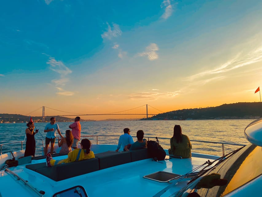 Istanbul: Bosphorus Sunset Yacht Cruise with Live Guide - Snacks and drinks that actually make sense for a sunset cruise