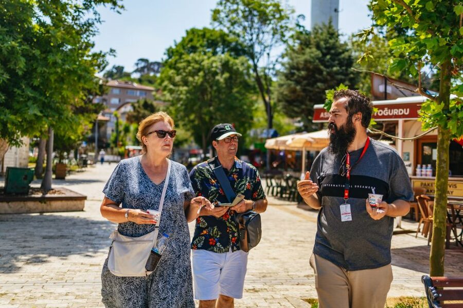 Istanbul: Bosphorus Yacht Cruise with Stopover on Asian Side - The long glide: Beylerbeyi, Üsküdar, and the Maiden’s Tower moment