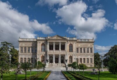 Istanbul: Dolmabahce Palace Tour and Bosphorus Yacht Cruise - Bezm-i Alem Valide Sultan Mosque: a quick look with strong details