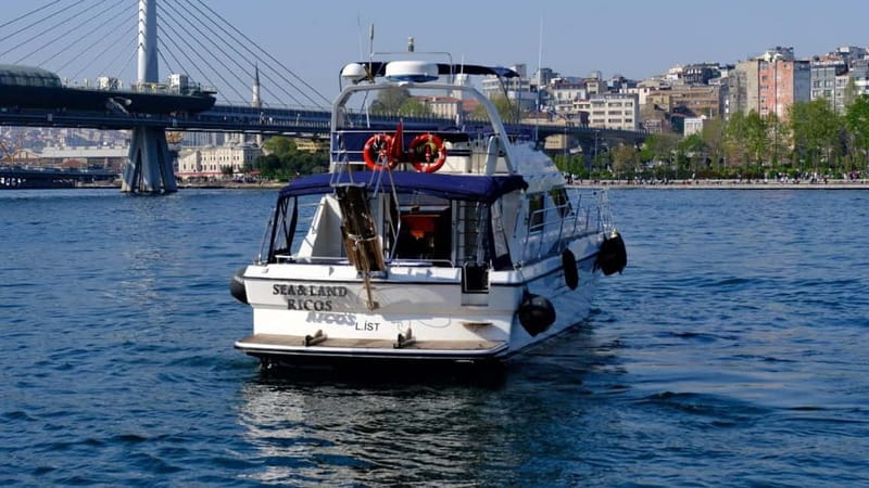 Istanbul: Luxury Yacht on Bosphorus - A 20-meter Bosphorus cruise that feels like a small celebration