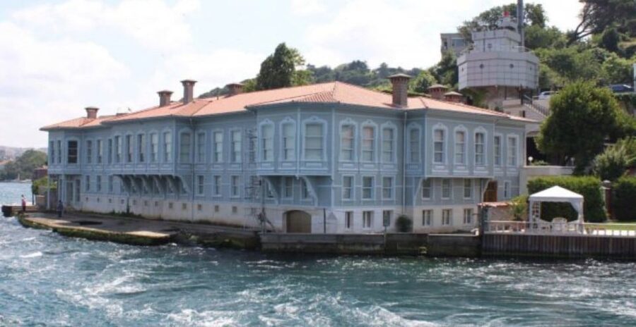 Istanbul: Private Bosphorus Cruise By Luxury Yacht - Maiden’s Tower and Topkapi Palace: Landmark Names You’ll Remember