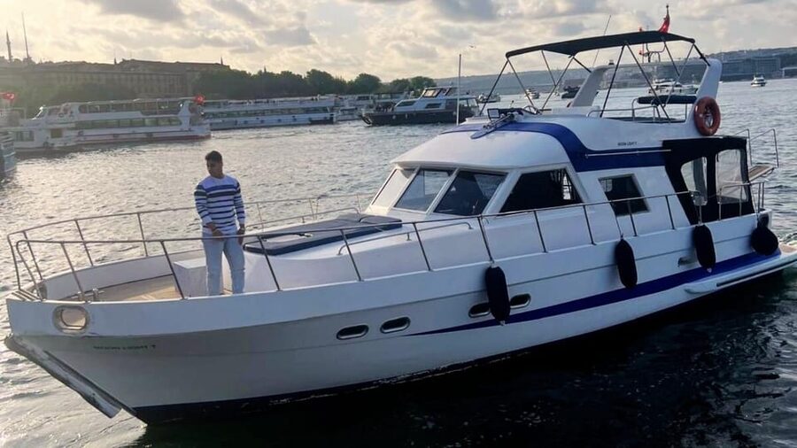 İstanbul:Private Luxury Yacht on Bosphorus 14 Meter(46 feet) - Yacht comfort: sunshade, cabins, and the “small-but-smart” layout