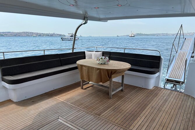 Istanbul: Small-Group Yacht Cruise with Snacks, Sunset or Daytime - The Galata Bridge one-hour break: where to spend it well