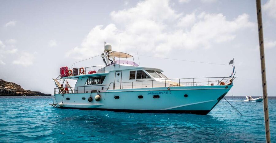 Lampedusa: Yacht excursion, swimming stops and typical lunch - Muro Vecchio and sea-cave access: sapphire water up close