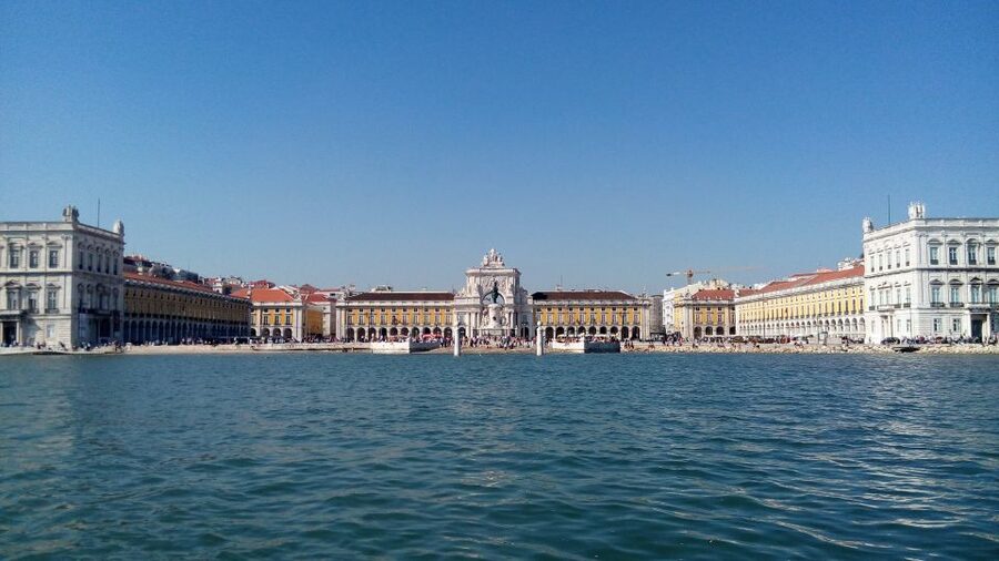 Lisbon: 2-Hour Sailing Yacht Cruise & Guided Tour w/2 drinks - Terreiro do Paço and Praça do Comércio: The Square You Can See From the River