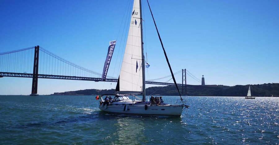 Lisbon: 2-Hour Sailing Yacht Cruise & Guided Tour w/2 drinks - São Jorge in Contrast: Old Moorish Walls vs. New Lisbon