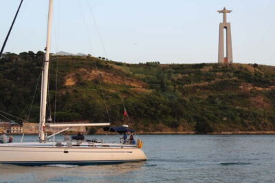 Lisbon: Classic Yacht Tour with Drinks and Pastel de Nata - The onboard vibe: wine, Pastel de Nata, and a real break from crowds