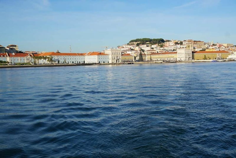 Lisbon: Classic Yacht Tour with Drinks and Pastel de Nata - Sunset payoff: when the Tagus turns gold
