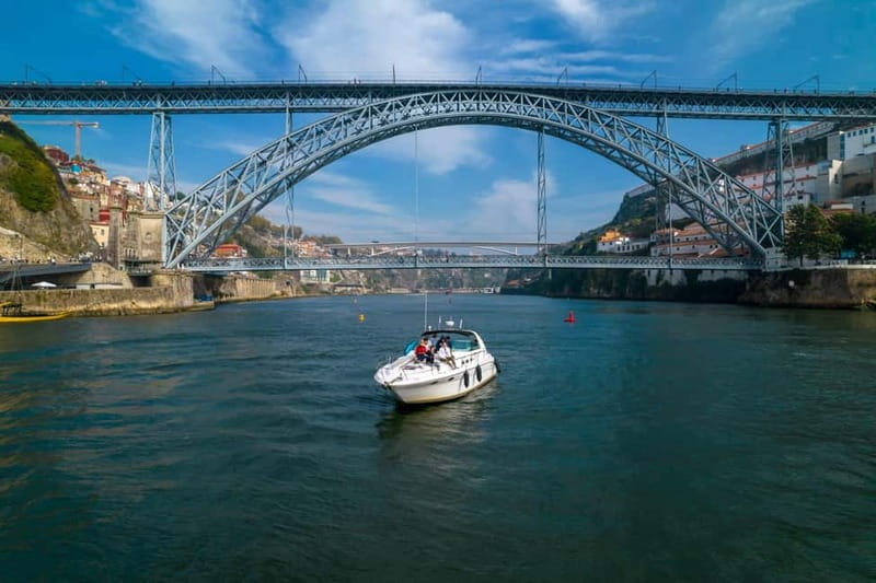 Luxury Douro Yacht Tour: Scenic Views & Complimentary Drinks - Views of Porto and Vila Nova de Gaia That Feel Worth the Time