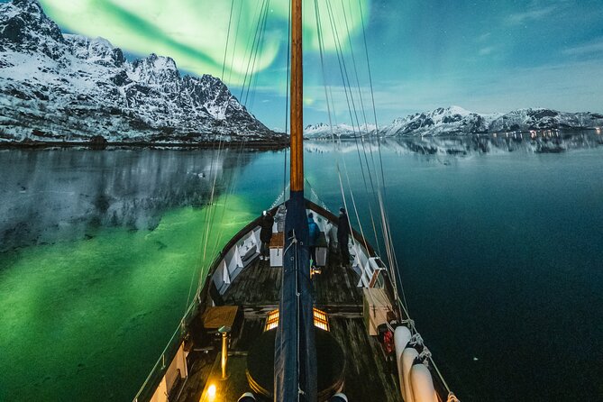 Luxury Northern Lights Yacht Cruise with Hot Tub from Tromsø - The 7:00 pm Northern Lights search: what you’ll do on the water