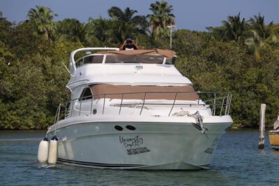Luxury Yacht in Paradise and snorkel by Isla Mujeres - Playa Norte Without Docking: The View Stop and the Trade-Off