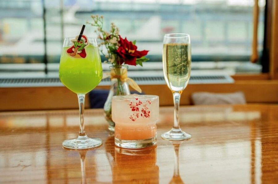 Manhattan: Statue and Skyline Cruise Aboard a Luxury Yacht - Drinks, Food, and the Real Value of a $60 Ticket