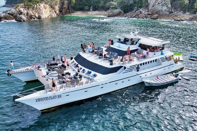 Mega Yacht Limousine of the Sea 1: Puerto Vallarta - Energy level: when the music and mic matter