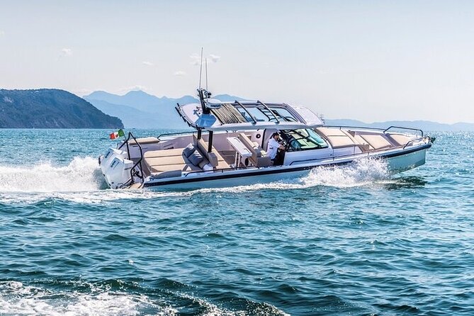 Miami Bay Discovery Private Yacht Cruise with Captain - Biscayne Bay views: millionaire properties and the Fisher Island look