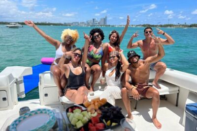 Miami Beach Luxury Yacht Adventure: Explore Stunning Coastline - Water Time: Snorkeling Gear and the Float Mat (Magic Carpet / Aqua Mat)