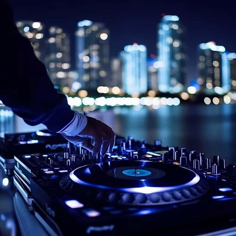 Miami: Party Yacht Cruise with Open Bar and DJ - Open Bar Reality: Premium Spirits, How Drink Service Can Feel, and Why ID Matters