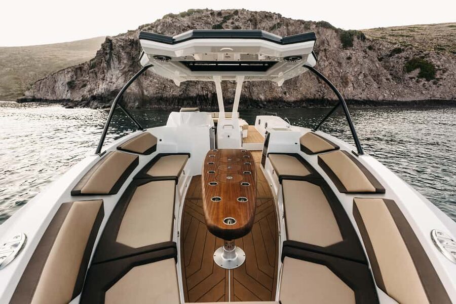 ❖ Milos: Private Yacht Tour—Kleftiko Sarakiniko Poliegos - Meeting point timing and how the boarding location can shift
