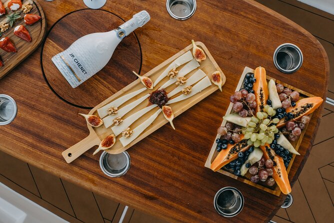 ❖ Milos: Small Group Yacht Tour—Kleftiko Sarakiniko Poliegos - Food and drinks onboard: the real value lever at $200