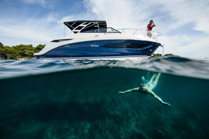 Motor Yacht (2020)Luxury Private Cruise Around Santorini - Private 27-foot yacht cruise: what 5 hours feels like