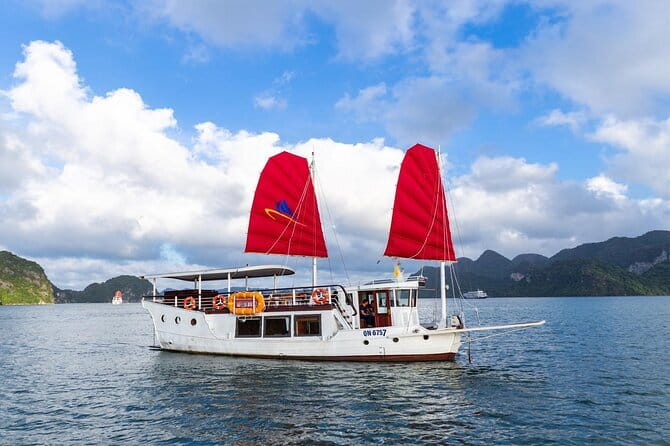 Mumbai Bay Breeze Sail on a Compact Yacht Experience - Price and Value: $65 for Up to 6 People
