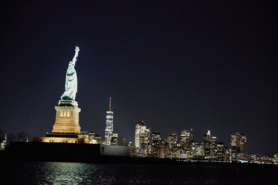 New York City: Holiday Jazz Classic Motor Yacht Cruise - Cookies and Your One Complimentary Drink: The Included Value