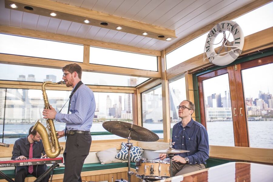NYC: Evening Jazz Cruise on the Yacht Manhattan - The Included Drink and Onboard Snack Choices