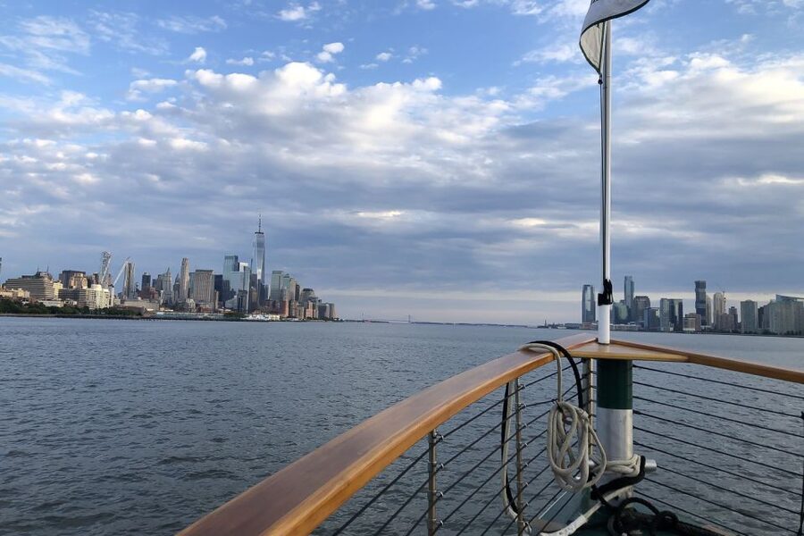 NYC: Grand Palisades Fall Foliage Yacht Tour - Photo-friendly cruise: angles on both sides of the river