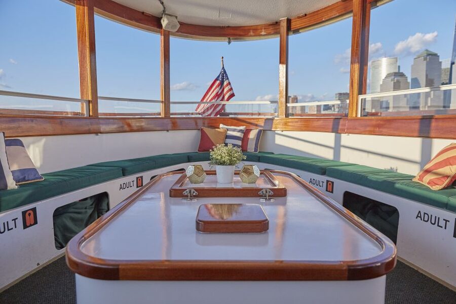 NYC: Hudson River Fall Foliage Yacht Tour - The classic mini yacht setup: seating that keeps views open