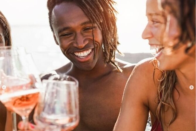 Ottawa: 1-Hr. Public Tour on a Real Yacht (Thurs. to Sun. @ 6 PM) - Drinks and the no-outside-food rule: plan like a local