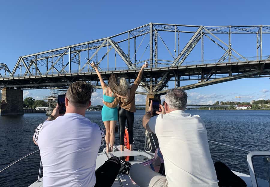 Ottawa: Downtown Yacht Cruise - Wed-Sun @ 6PM - 75 Minutes - Drinks and the real value behind the $90 price