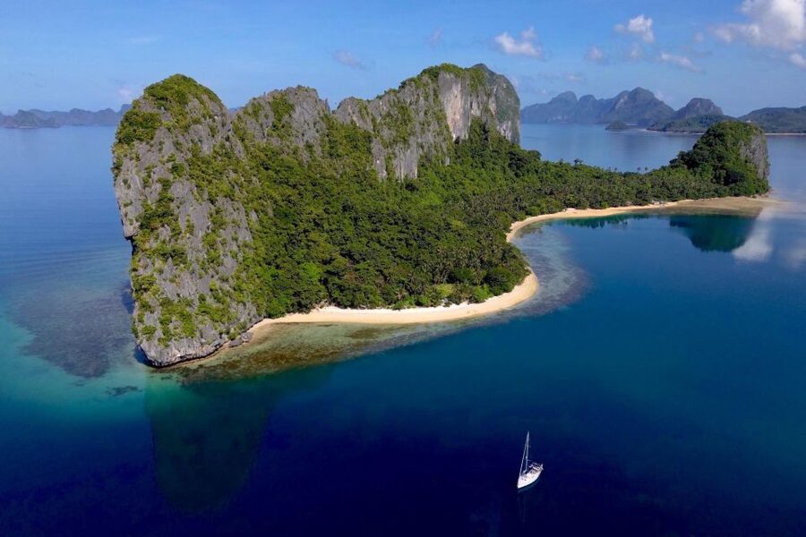 Palawan: Private Sailing Yacht Cruise in El Nido - Lagen Island: the quieter beach stop and second snorkeling round
