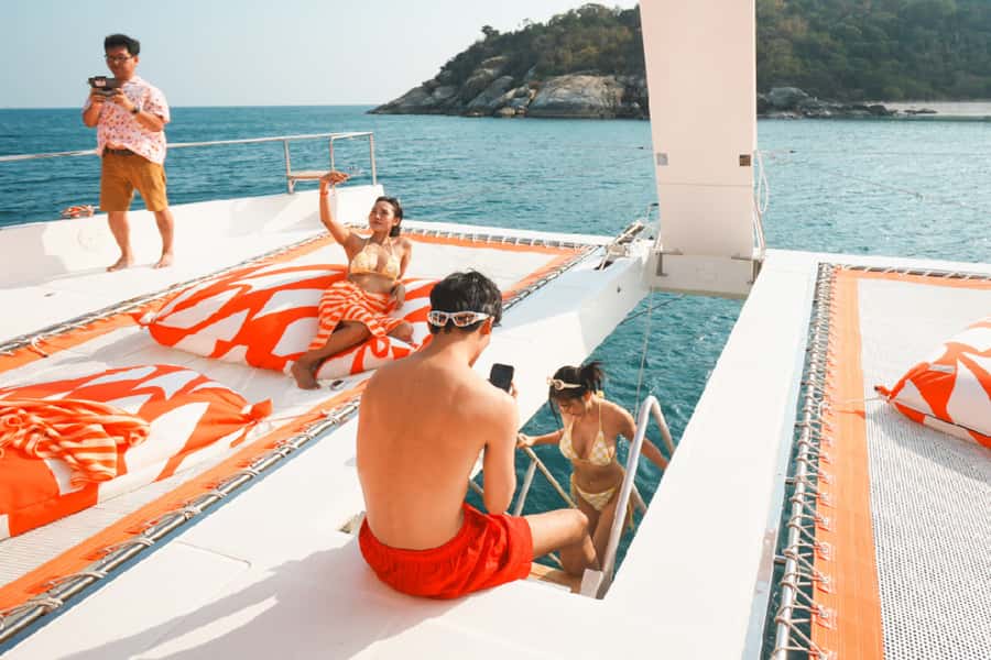 Pattaya: 3-Island Hopping Sunset Yacht & Buffet with Live DJ - Ocean Marina Jomtien return: wrapping up your day with time to cool down