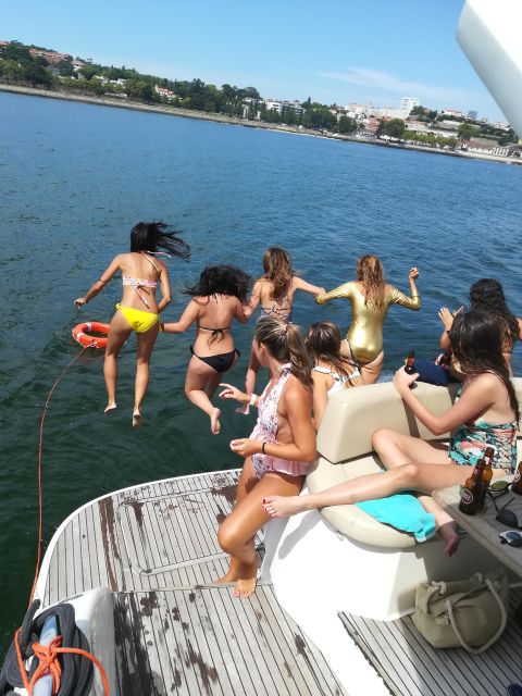 Porto: Passeio em iate privado no Douro com welcome drink - A 2-Hour Private Douro Yacht Ride From Marina do Freixo