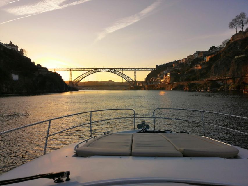Porto: Passeio em iate privado no Douro com welcome drink - Swimming and Sunset: How to Make the Most of the Two Hours