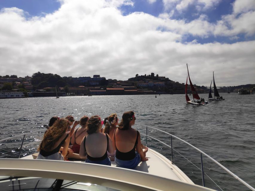 Porto: Passeio em iate privado no Douro com welcome drink - Price and What You’re Really Paying For (Group Up to 10)