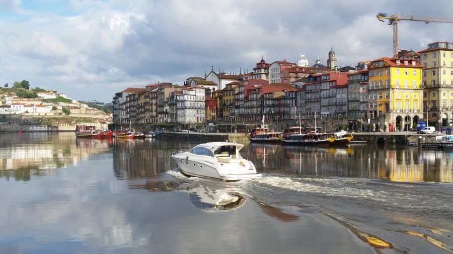 Porto: Passeio em iate privado no Douro com welcome drink - What the Prestige 42S Feels Like On Board: Solarium, Indoor Space, and Practical Comfort