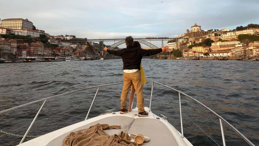 Porto: Private Yacht Tour with Wine, Snacks & 6 Bridges - Freixo Marina to the 6 Bridges: the cruise rhythm that makes it easy