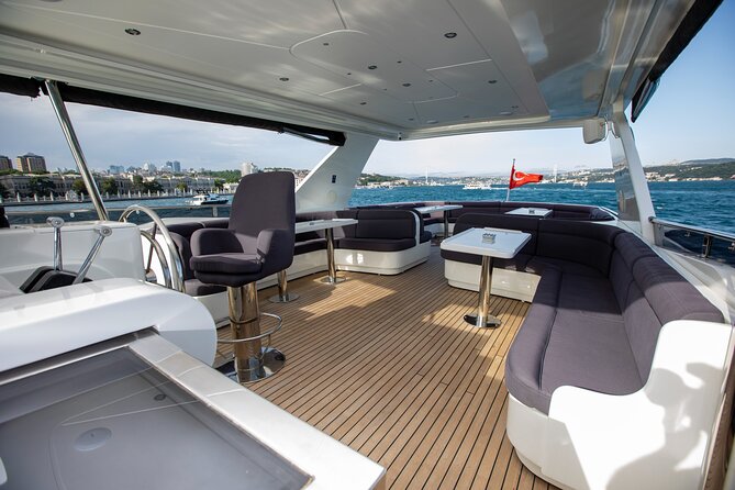 Private Bosphorus Sightseeing Cruise on Luxury Yacht - Kız Kulesi (Maiden’s Tower): the lighthouse view with myth attached