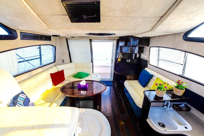 Private Charter Yacht: Dubai Marina, Atlantis And Burj al Arab - Onboard comfort: music, towels, fridge/oven, and included drinks