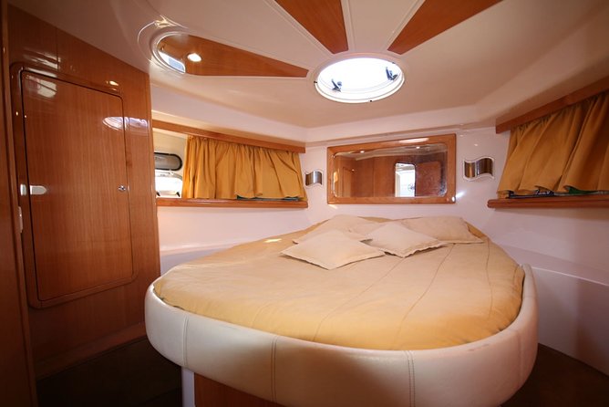 Private Cruise around Capri - yacht 40' - Meeting at Piazza Angelo Ferraro and boarding with less stress