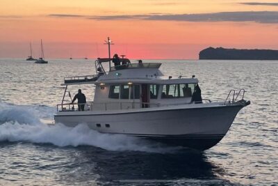Private Full-Day Motor Yacht Cruise with Meal, Open Bar+Transfers - Akrotiri Lighthouse and the volcanic undercurrent