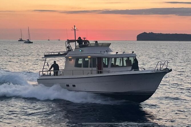 Private Full-Day Motor Yacht Cruise with Meal, Open Bar+Transfers - Akrotiri Lighthouse and the volcanic undercurrent