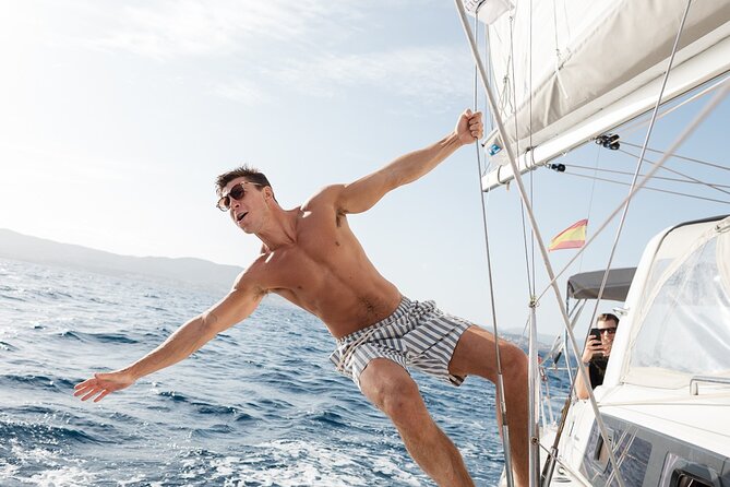 Private sailing yacht by the Bay of Palma and nearby coves - The 4-hour plan: how your time on the water is used