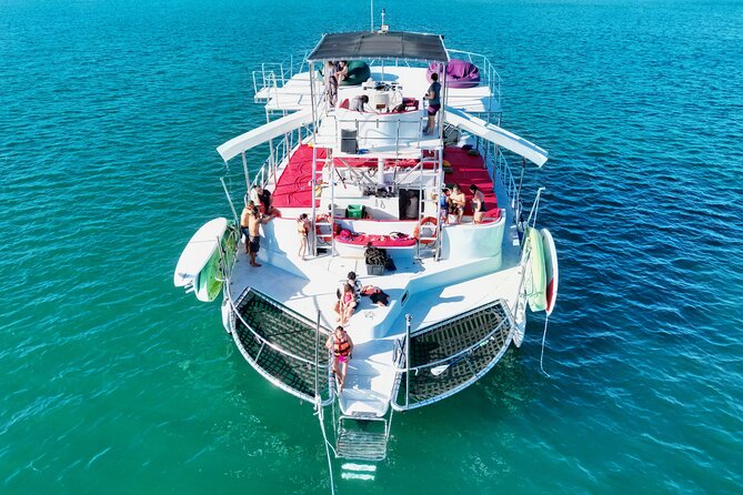 Private Yacht Charter on ChicaFun 1 Waterslides all inclusive - Key things that make this charter worth your time