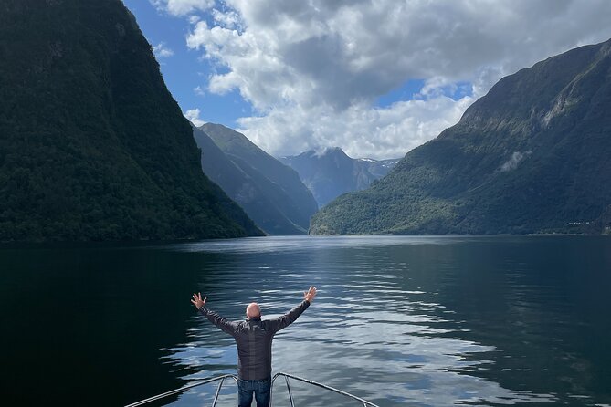 Private yacht Cruise in Flåm and Gudvangen, Nærøyfjord - Onboard comfort: coffee, snacks, drinks, and water