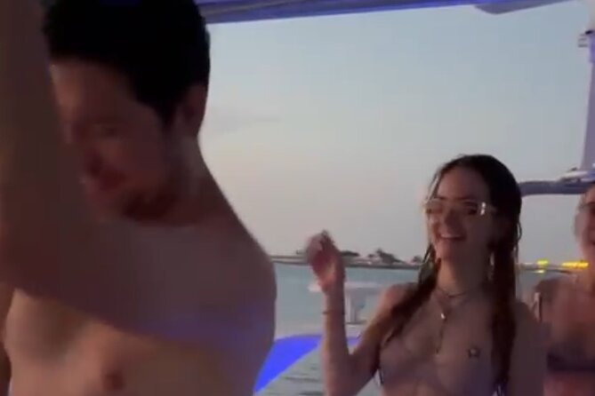 Private Yacht Cruise in Miami Beach - What you get onboard: the comfort that makes it feel like a real “charter”