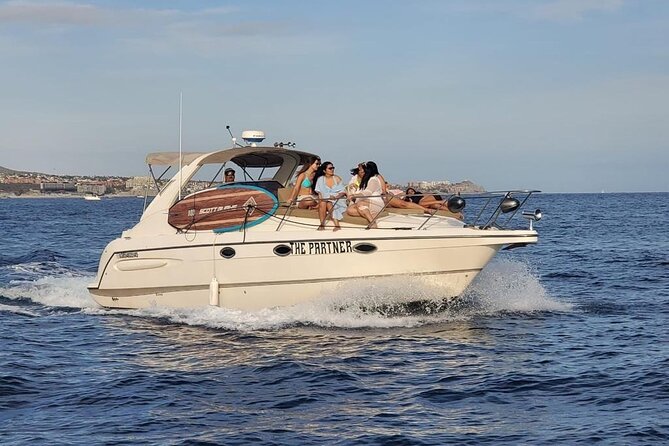 Private yacht rental for 2 hours - The onboard comfort: restroom, towels, and included drinks