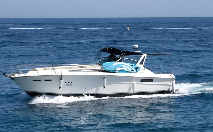 PUERTO BANUS: YACHT RENTAL FOR GROUP 2H - The onboard setup: solarium sunbathing, Bluetooth music, and included drinks