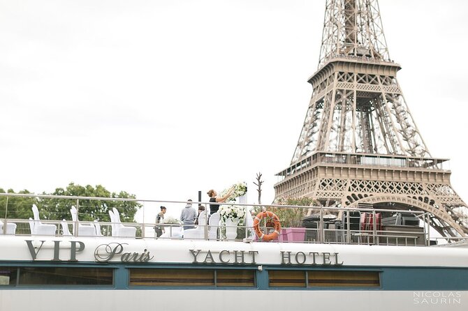 Seine River Dinner Cruise with Live Singer by VIP Yacht de Paris - Live singer: great atmosphere, variable quality